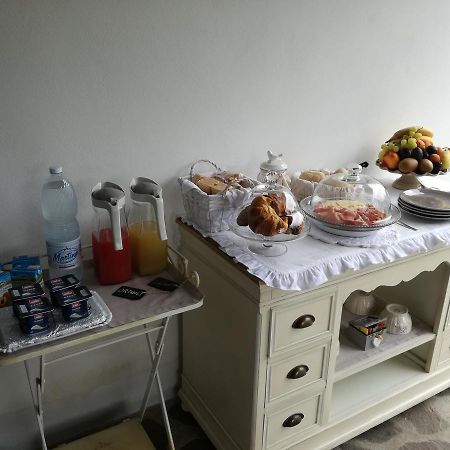 Il Colle Fiorito Bed & Breakfast Oleggio Castello Exterior photo