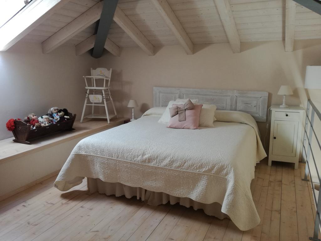 Il Colle Fiorito Bed & Breakfast Oleggio Castello Exterior photo